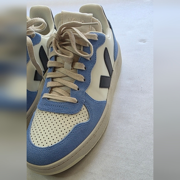 Veja V-10 Sneakers - Picture 5 of 13